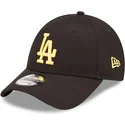 svart-justerbar-bojd-keps-med-gul-logotyp-9forty-league-essential-los-angeles-dodgers-mlb-fran-new-era