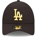 svart-justerbar-bojd-keps-med-gul-logotyp-9forty-league-essential-los-angeles-dodgers-mlb-fran-new-era
