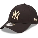 justerbar-svart-bojd-keps-med-beige-logotyp-9forty-league-essential-new-york-yankees-mlb-fran-new-era
