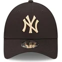 justerbar-svart-bojd-keps-med-beige-logotyp-9forty-league-essential-new-york-yankees-mlb-fran-new-era