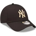 justerbar-svart-bojd-keps-med-beige-logotyp-9forty-league-essential-new-york-yankees-mlb-fran-new-era