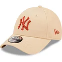 beige-justerbar-bojd-keps-med-brunt-logo-9forty-league-essential-new-york-yankees-mlb-fran-new-era