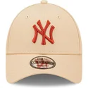 beige-justerbar-bojd-keps-med-brunt-logo-9forty-league-essential-new-york-yankees-mlb-fran-new-era