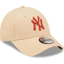 beige-justerbar-bojd-keps-med-brunt-logo-9forty-league-essential-new-york-yankees-mlb-fran-new-era