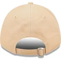 beige-justerbar-bojd-keps-med-brunt-logo-9forty-league-essential-new-york-yankees-mlb-fran-new-era