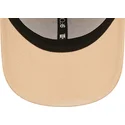 beige-justerbar-bojd-keps-med-brunt-logo-9forty-league-essential-new-york-yankees-mlb-fran-new-era