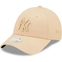 beige-justerbar-kurvkeps-for-kvinnor-med-beige-new-york-yankees-logga-9forty-league-essential-fran-mlb-av-new-era