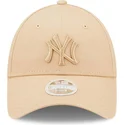 beige-justerbar-kurvkeps-for-kvinnor-med-beige-new-york-yankees-logga-9forty-league-essential-fran-mlb-av-new-era
