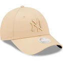 beige-justerbar-kurvkeps-for-kvinnor-med-beige-new-york-yankees-logga-9forty-league-essential-fran-mlb-av-new-era