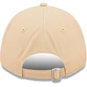 beige-justerbar-kurvkeps-for-kvinnor-med-beige-new-york-yankees-logga-9forty-league-essential-fran-mlb-av-new-era