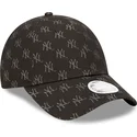 svart-justerbar-kurvad-keps-for-dam-9forty-monogram-fran-new-york-yankees-mlb-av-new-era