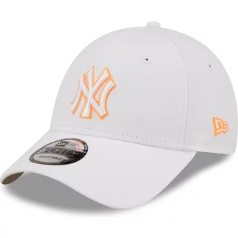 Vit justerbar kurvad keps med orange logotyp 9FORTY Neon Outline från New York Yankees MLB av New Era