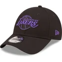 los-angeles-lakers-nba-9forty-neon-outline-svart-justerbar-bojd-keps-med-lila-logotyp-fran-new-era
