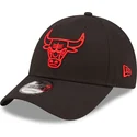 svart-justerbar-kurvad-keps-med-rod-logotyp-9forty-neon-outline-fran-chicago-bulls-nba-av-new-era