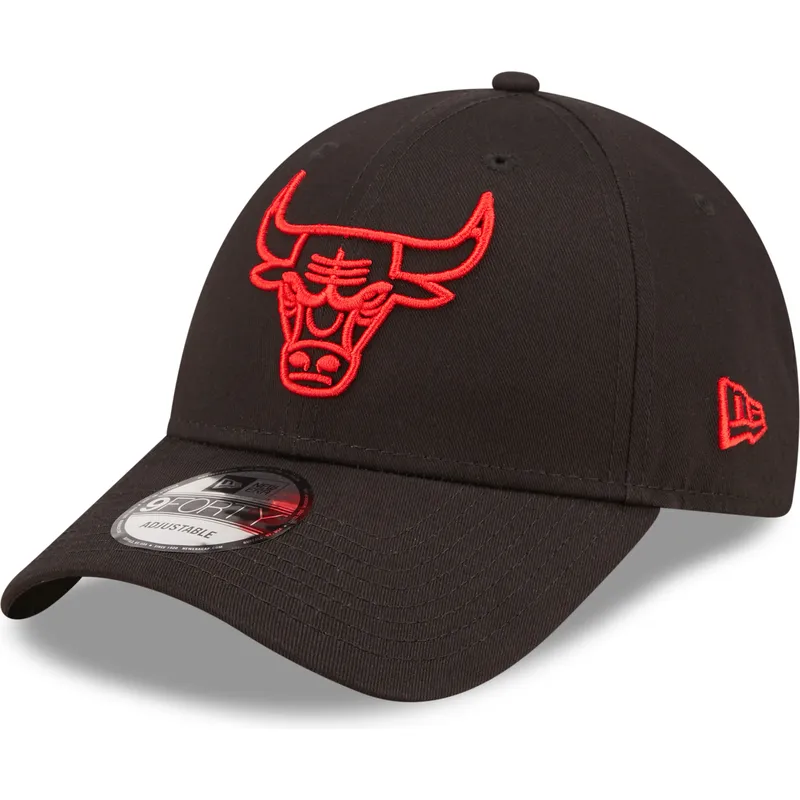 svart-justerbar-kurvad-keps-med-rod-logotyp-9forty-neon-outline-fran-chicago-bulls-nba-av-new-era