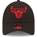 svart-justerbar-kurvad-keps-med-rod-logotyp-9forty-neon-outline-fran-chicago-bulls-nba-av-new-era