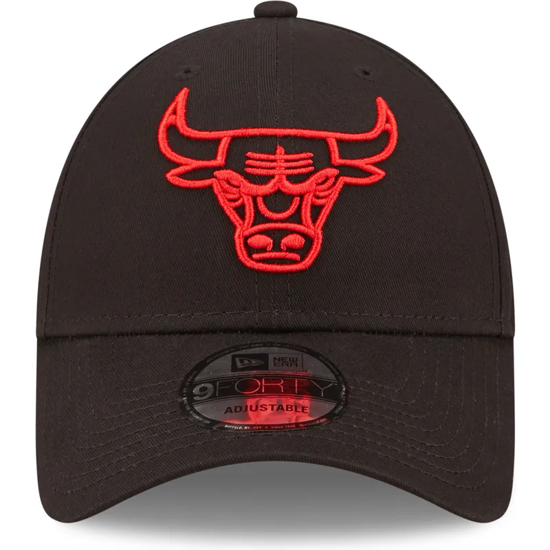 svart-justerbar-kurvad-keps-med-rod-logotyp-9forty-neon-outline-fran-chicago-bulls-nba-av-new-era