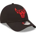 svart-justerbar-kurvad-keps-med-rod-logotyp-9forty-neon-outline-fran-chicago-bulls-nba-av-new-era