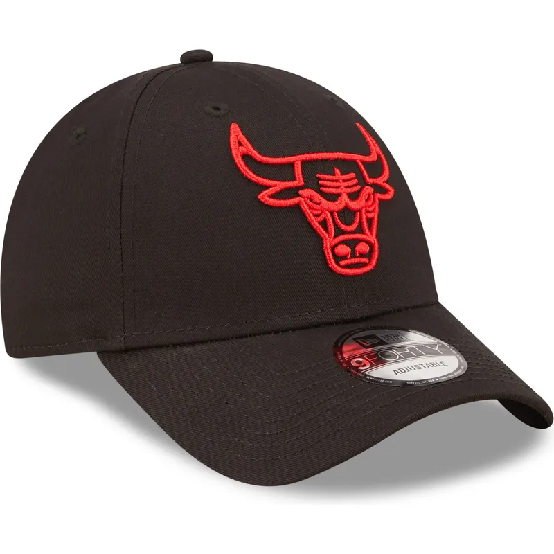 svart-justerbar-kurvad-keps-med-rod-logotyp-9forty-neon-outline-fran-chicago-bulls-nba-av-new-era