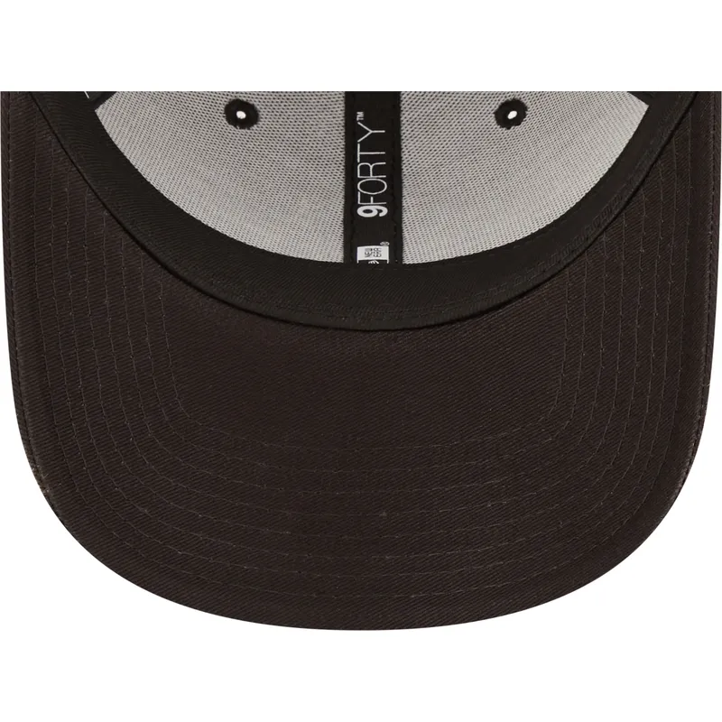 svart-justerbar-kurvad-keps-med-rod-logotyp-9forty-neon-outline-fran-chicago-bulls-nba-av-new-era