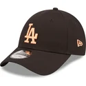 svart-justerbar-bojd-keps-med-orange-logotyp-9forty-league-essential-los-angeles-dodgers-mlb-fran-new-era