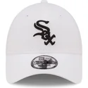 justerbar-vit-bojd-keps-med-svart-logotyp-9forty-league-essential-chicago-white-sox-mlb-fran-new-era