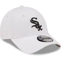 justerbar-vit-bojd-keps-med-svart-logotyp-9forty-league-essential-chicago-white-sox-mlb-fran-new-era