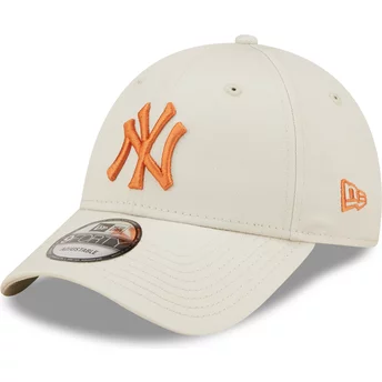 Beige justerbar böjd keps med orange logotyp 9FORTY League Essential från New York Yankees MLB av New Era
