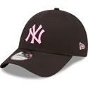 justerbar-svart-bojd-keps-med-rosa-logotyp-9forty-league-essential-av-new-york-yankees-mlb-fran-new-era