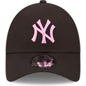 justerbar-svart-bojd-keps-med-rosa-logotyp-9forty-league-essential-av-new-york-yankees-mlb-fran-new-era