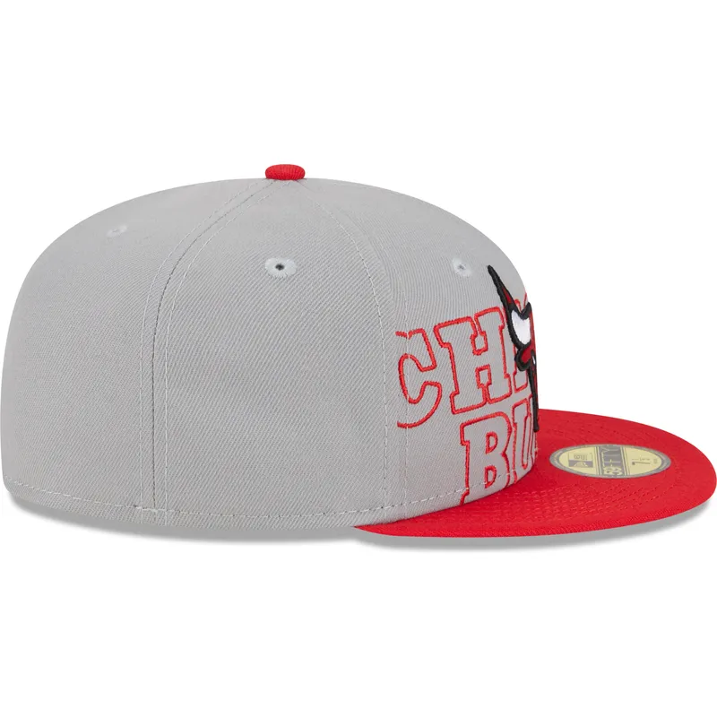 gra-och-rod-platt-keps-justerad-59fifty-draft-edition-2023-fran-chicago-bulls-nba-av-new-era