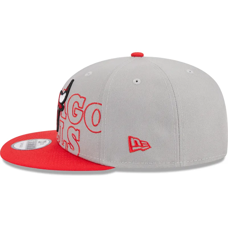 gra-och-rod-platt-keps-snapback-9fifty-draft-edition-2023-fran-chicago-bulls-nba-av-new-era