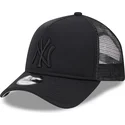 svart-truckerkeps-med-svart-logotyp-9forty-a-frame-all-day-trucker-fran-new-york-yankees-mlb-av-new-era
