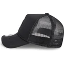 svart-truckerkeps-med-svart-logotyp-9forty-a-frame-all-day-trucker-fran-new-york-yankees-mlb-av-new-era