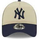 beige-och-marinbla-9forty-a-frame-all-day-trucker-keps-new-york-yankees-mlb-fran-new-era