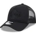 svart-truckerkeps-med-svart-logotyp-9forty-a-frame-all-day-trucker-los-angeles-lakers-nba-fran-new-era