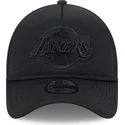 svart-truckerkeps-med-svart-logotyp-9forty-a-frame-all-day-trucker-los-angeles-lakers-nba-fran-new-era