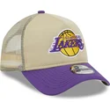 beige-och-lila-9forty-a-frame-all-day-trucker-keps-los-angeles-lakers-nba-fran-new-era