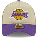 beige-och-lila-9forty-a-frame-all-day-trucker-keps-los-angeles-lakers-nba-fran-new-era