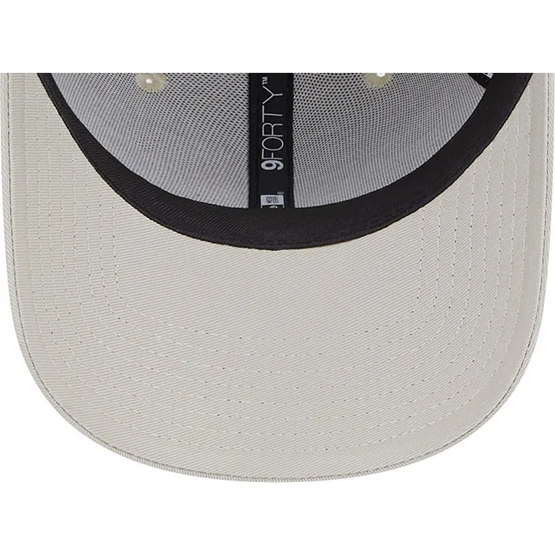 kepsar-curva-beige-justerbart-band-9forty-seasonal-fran-vespa-piaggio-av-new-era