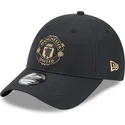 justerbar-svart-bojd-keps-med-gyllene-logotyp-9forty-av-manchester-united-football-club-premier-league-fran-new-era