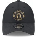 justerbar-svart-bojd-keps-med-gyllene-logotyp-9forty-av-manchester-united-football-club-premier-league-fran-new-era