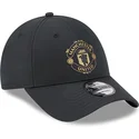justerbar-svart-bojd-keps-med-gyllene-logotyp-9forty-av-manchester-united-football-club-premier-league-fran-new-era