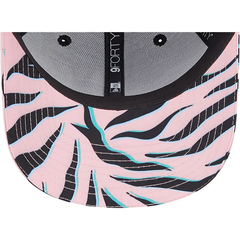 kepsar-curva-svart-snapback-9forty-all-over-print-zebra-visor-fran-manchester-united-football-club-premier-league-av-new-era