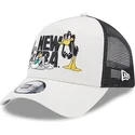 beige-a-frame-truckerkeps-med-snurre-spratt-och-daffy-anka-looney-tunes-fran-new-era