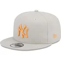 beige-flat-snapback-keps-med-orange-logotyp-9fifty-side-patch-new-york-yankees-mlb-fran-new-era