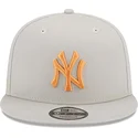 beige-flat-snapback-keps-med-orange-logotyp-9fifty-side-patch-new-york-yankees-mlb-fran-new-era