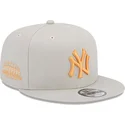 beige-flat-snapback-keps-med-orange-logotyp-9fifty-side-patch-new-york-yankees-mlb-fran-new-era