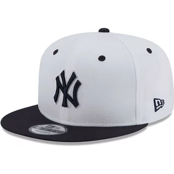 Vit och marinblå flat keps snapback med marinblå logo 9FIFTY vit krona patch från New York Yankees MLB av New Era