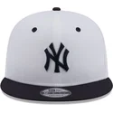vit-och-marinbla-platt-snapback-keps-med-marinblatt-9fifty-white-crown-patch-logotyp-fran-new-york-yankees-mlb-av-new-era